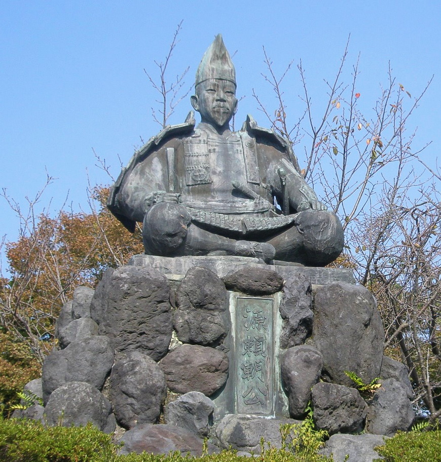Статуя сегуна Минамото Ёритомо