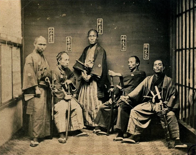 Самураи с мечами