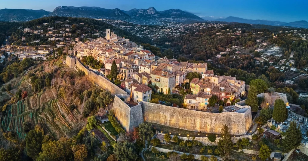Сен-Поль-де-Ванс вид с высоты на город и крепостную стену