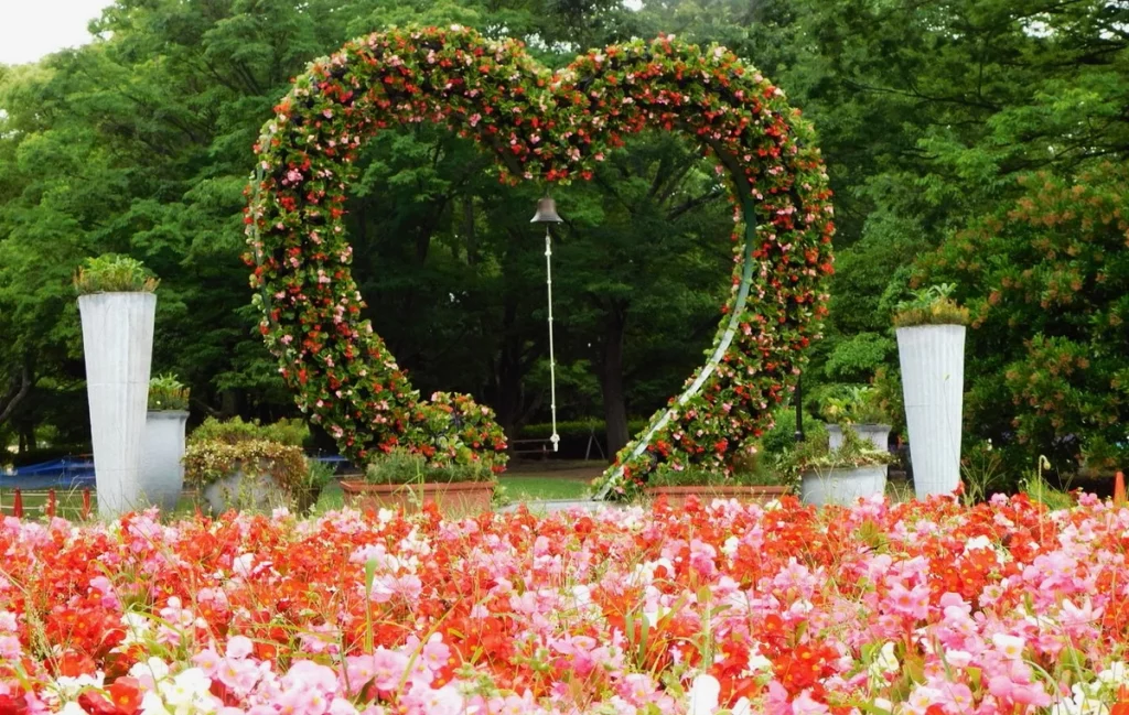 цветочное сердце с колоколом в ботаническом саду Нагаи