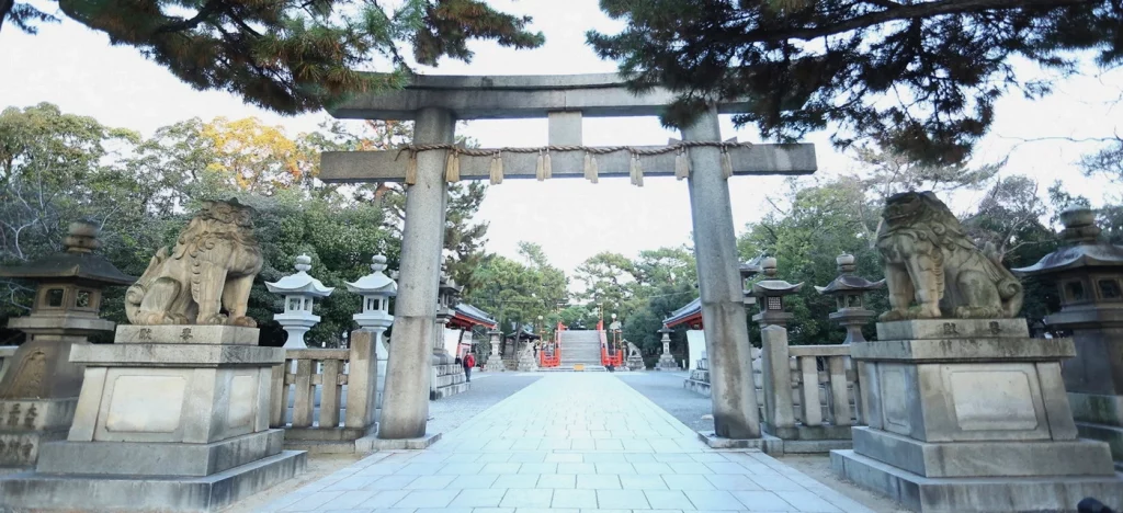 главный вход в храм Сумиёси-тайся
