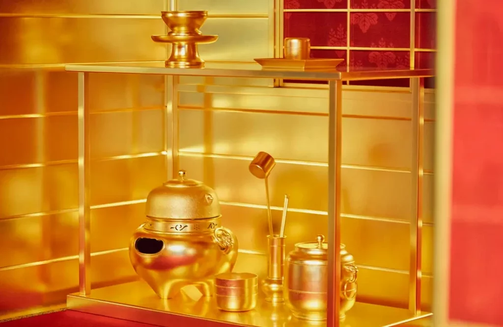 золотые чайные принадлежности в золотой чайной комнате