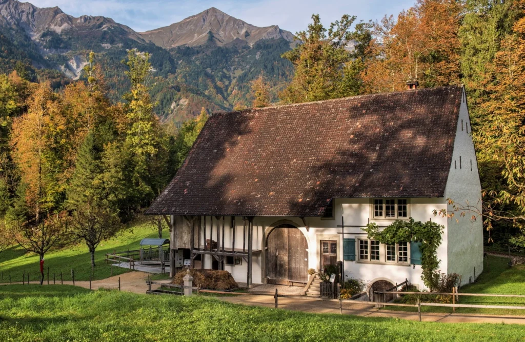 традиционный швейцарский дом в балленберге