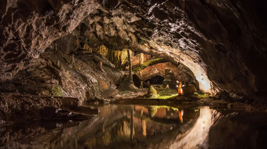 сталактиты и сталагмиты внутри пещеры святого беатуса