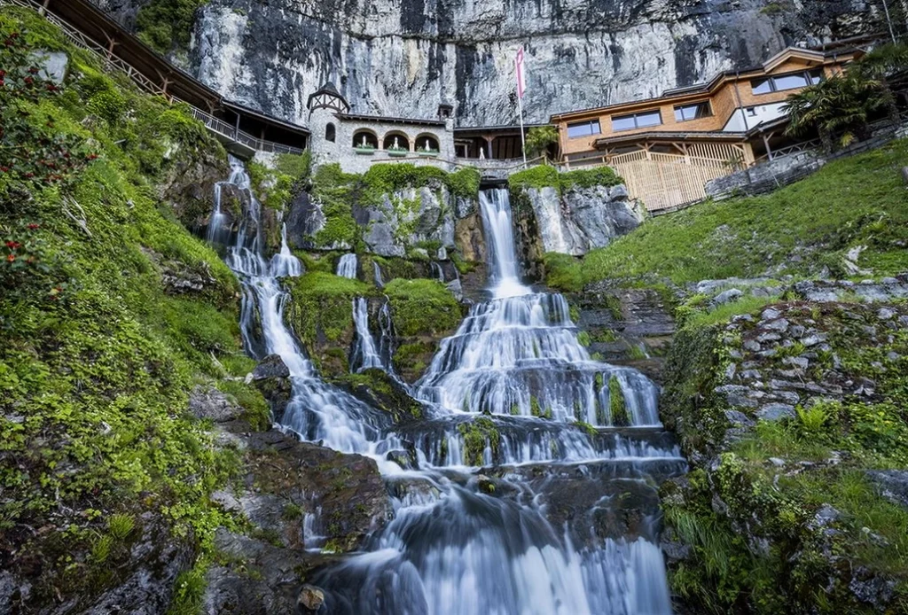 водопад исходящий из пещер святого беатуса в швейцарии