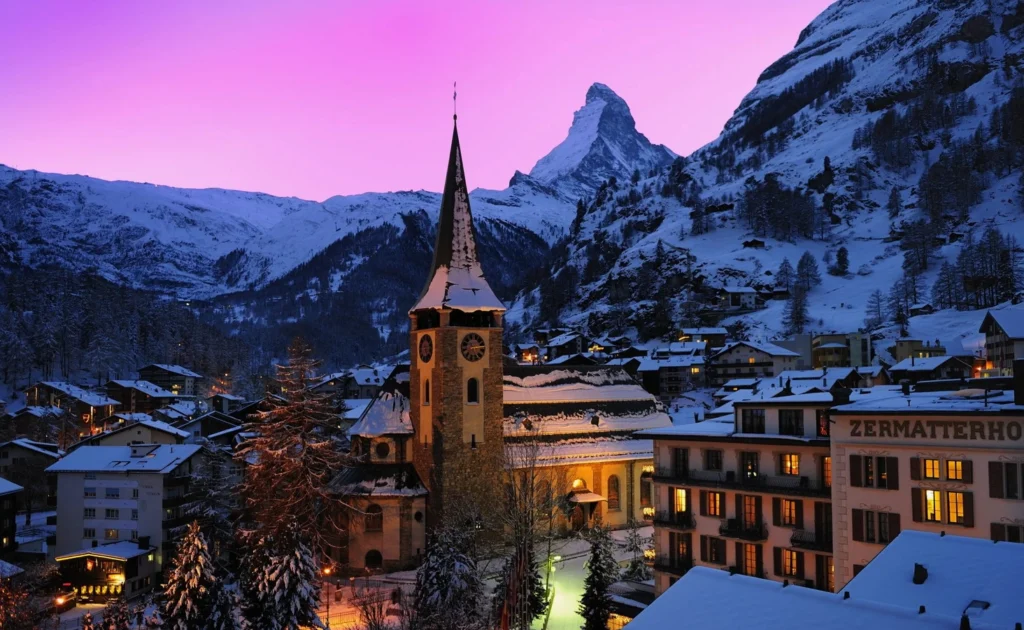 церковь в швейцарской деревне церматт на фоне горы маттерхорн